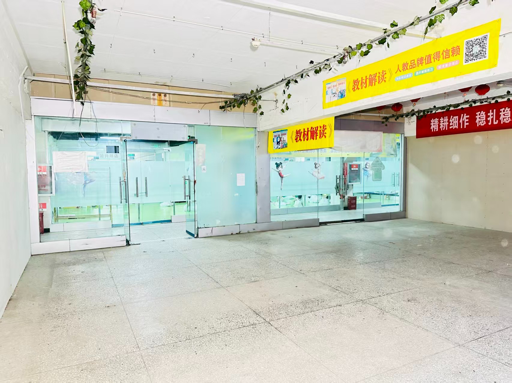龙缘路提供写字楼、商铺、展示空间、直播间等多种面积选择，满足企业办公、研发、展示、运营等多元需求。