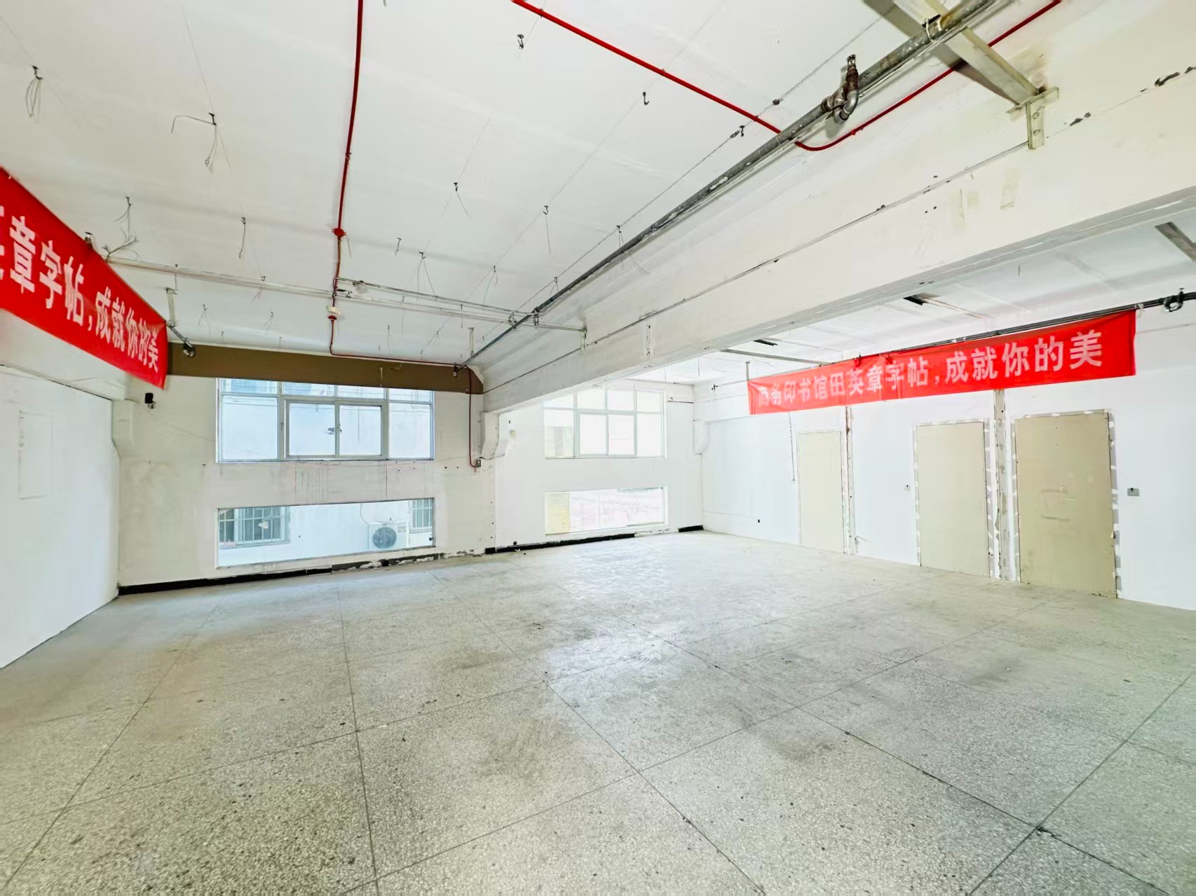 龙缘路重点吸引人工智能应用、数字经济、电商直播、智能制造服务、软件开发、科技创新企业及创业团队入驻